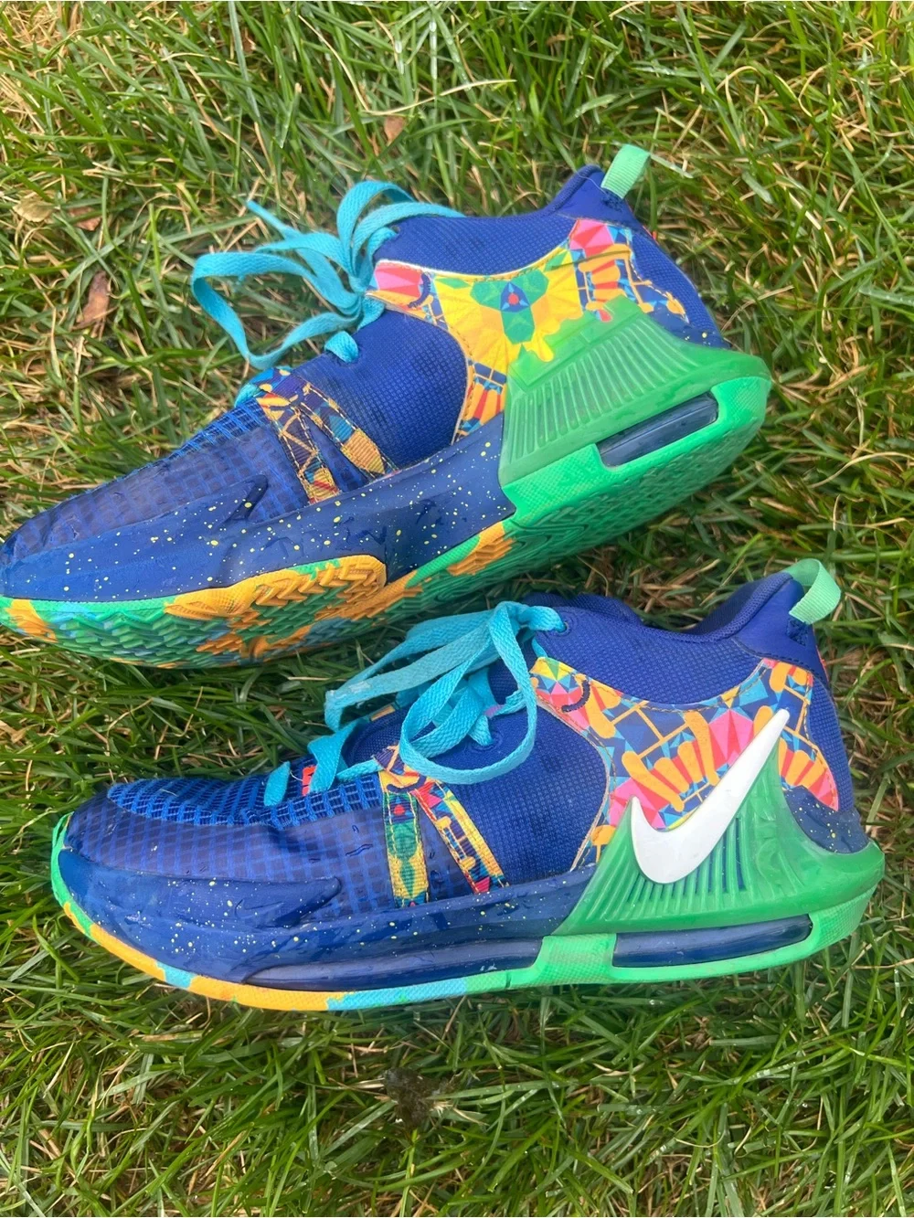 LeBron Witness 7 'Kaleidoscope' youth basketball shoes size 7 youth